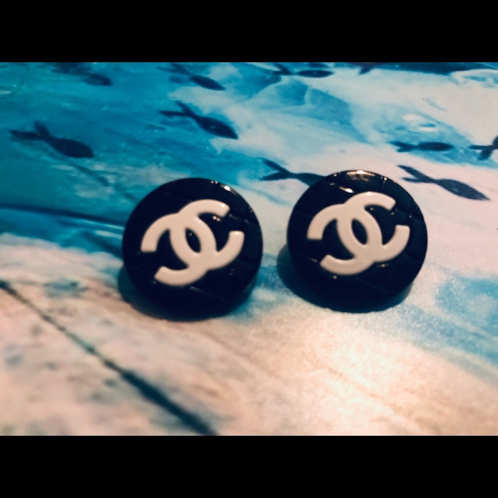 🎊🌺Antique Vintage Black and White Chanel buttons set of two 22MM - Picture 5 of 7
